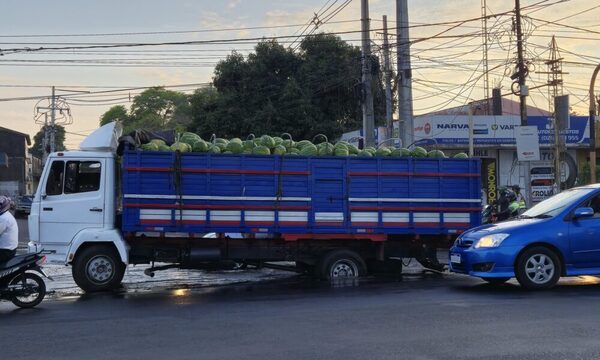 Camión cae en registro cloacal en la Avda. Mcal. Estigarribia y ocasiona caos en el tránsito vehicular