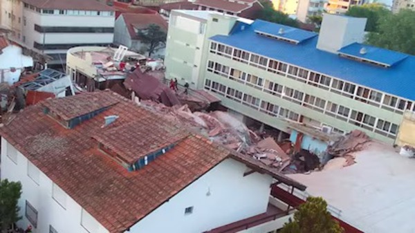 Derrumbe de un hotel de 10 pisos en Villa Gesell: bomberos intentan rescatar a las personas atrapadas