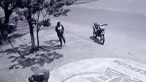 Encontraron plata que se les cayó a alumnos y no quieren devolver, dicen