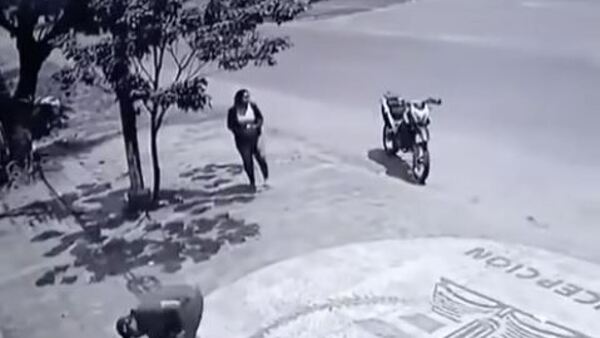 Encontraron plata que se les cayó a alumnos y no quieren devolver, dicen