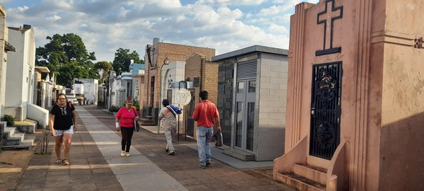 Preparativos en el Cementerio de Encarnación por el Día de los Fieles Difuntos