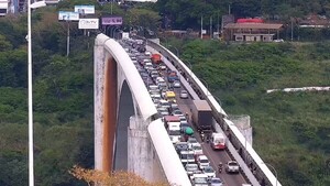 Camionero sufrió un ACV en el Puente de la Amistad y hubo caos en el tránsito
