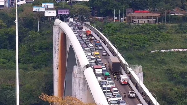Camionero sufrió un ACV en el Puente de la Amistad y hubo caos en el tránsito