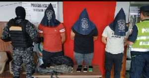 Diario HOY | Grupo Lince detiene a tres hombres por robo de celular a una mujer en un bus