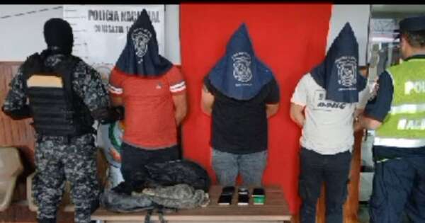 Diario HOY | Grupo Lince detiene a tres hombres por robo de celular a una mujer en un bus