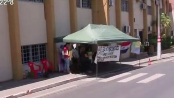 Funcionarios despedidos de la Municipalidad de Lambaré protestan en la vereda - SNT