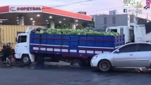 Camión cae en registro cloacal en la Avda. Mcal Estigarribia - SNT