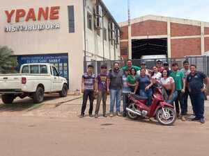 Compañeros de trabajo regalan una motocicleta a víctima de hurto