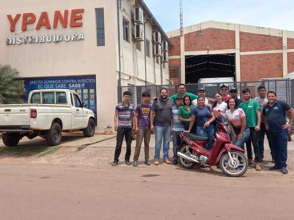 Compañeros de trabajo regalan una motocicleta a víctima de hurto
