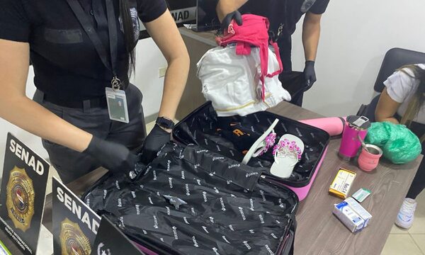 SENAD captura a mujer con cocaína en su maleta en el Silvio Pettirossi