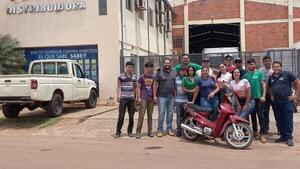 Hicieron vaquita para regalarle una moto a su compañera de trabajo que fue víctima de robo