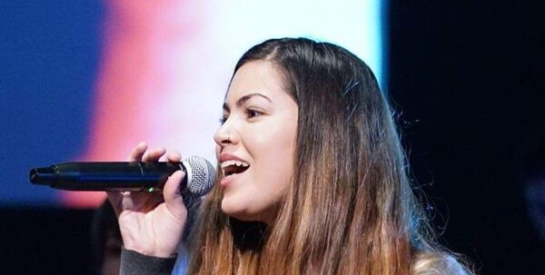 [VIDEO] ¡Cantante paraguaya sorprendió al cantar con Juanes!
