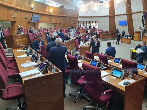 Diputados cartistas rechazan eliminar comisión “garrote” y se molestan por tocar al “mayor contrabandista del país” - Política - ABC Color