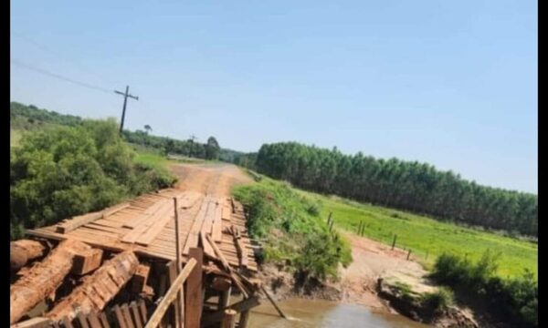 Cayó puente y un camionero está desaparecido