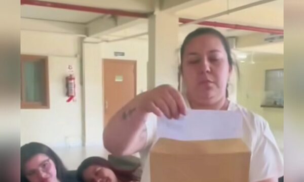(VIDEO)Alumnos sorprendieron a su maestra con entradas para Chayanne en medio de jeja´o