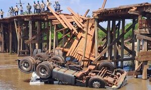 Precario puente de madera se derrumbó causando la muerte del conductor
