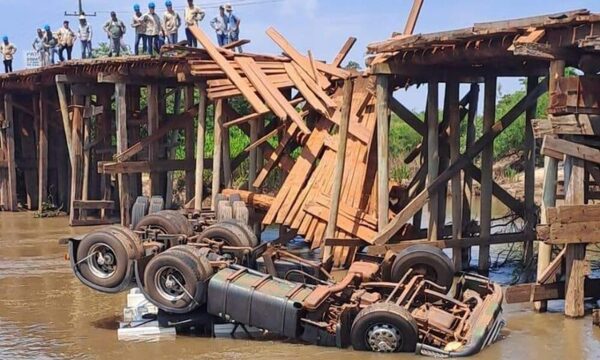 Precario puente de madera se derrumbó causando la muerte del conductor