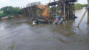 Puente de madera se desploma con un camión y causa la muerte del conductor - Nacionales - ABC Color