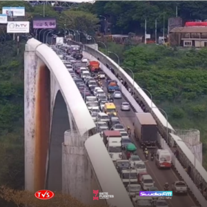 CAOS VEHICULAR EN EL PUENTE DE LA AMISTAD TRAS ACV DE CAMIONERO EN EL DÍA MUNDIAL DE LA PREVENCIÓN DEL ACV - TVS