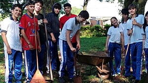 Estudiantes hermosean patio del Materno Infantil de Hohenau