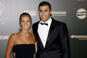 El doble festejo de Rodri Hernández: recibió el Balón de Oro el día de su aniversario de noviazgo - Gente - ABC Color