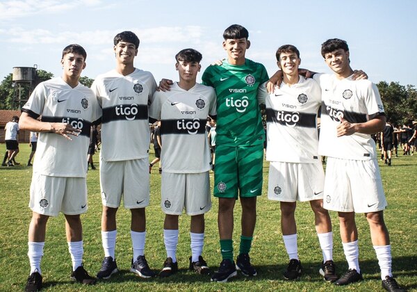 Versus / "Es para siempre": Homenaje en Olimpia a los campeones con la Albirroja sub 15