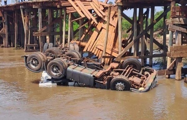 Caaguazú: Camión se desplomó en viejo puente y conductor murió ahogado