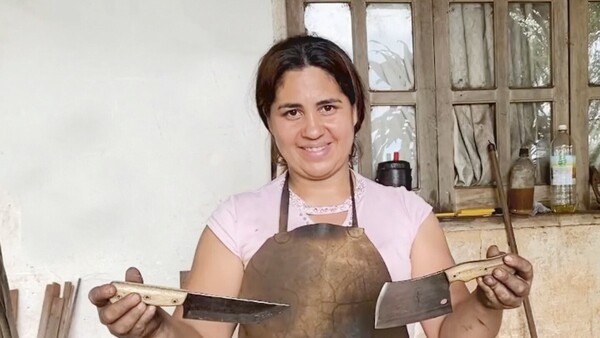 Fabricó más de 50 modelos de cuchillos: “Muchos creen que esto es solo trabajo de hombres, pero no”