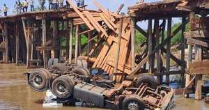 Diario HOY | Camionero falleció al colapsar un puente de madera  en el río Monday