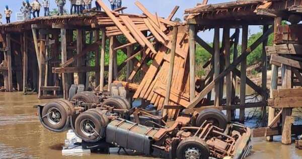 Diario HOY | Camionero falleció al colapsar un puente de madera en el río Monday
