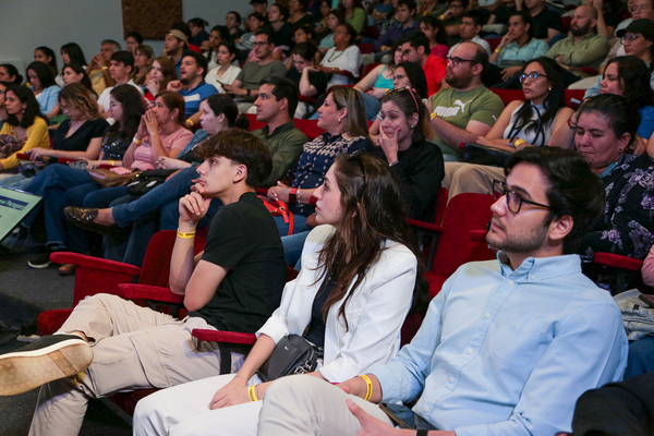 En su tercera edición, la Feria de Becas Europeas convocó a más de 2 mil jóvenes - trece