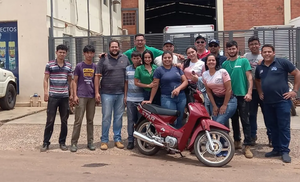 Hicieron vaquita para regalarle una moto a su compañera de trabajo que fue víctima de robo - Noticiero Paraguay
