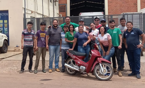 Hicieron vaquita para regalarle una moto a su compañera de trabajo que fue víctima de robo - Noticiero Paraguay