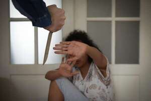 Peña promulga ley de ayuda económica a niños huérfanos por feminicidios  - Política - ABC Color