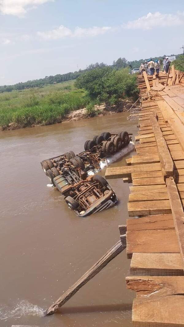 Camionero muere tras el colapso de un viejo puente - ADN Digital