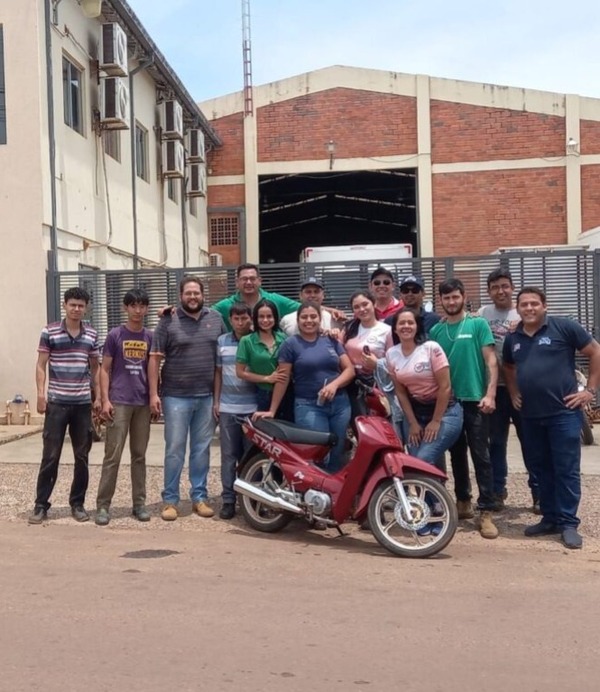 Ante el robo de su motocicleta, sus compañeros le regalaron una moto nueva - trece