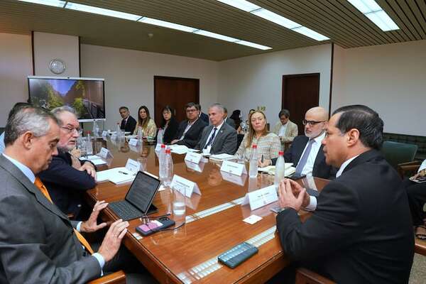 Responsables de ANDE se reúnen con representantes de bancos multilaterales - Economía - ABC Color