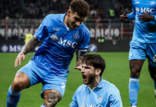 Versus / Napoli derrota al Milan y se escapa en lo alto de la Serie A