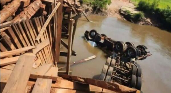 Camionero muere traer caer de un puente con su rodado anga