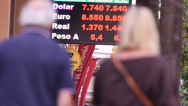 Dólar moderó caída, pero sigue en senda bajista en pizarras
