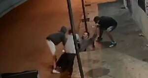 Diario HOY | Violento asalto en parada de bus: “Me rompieron tres dientes”