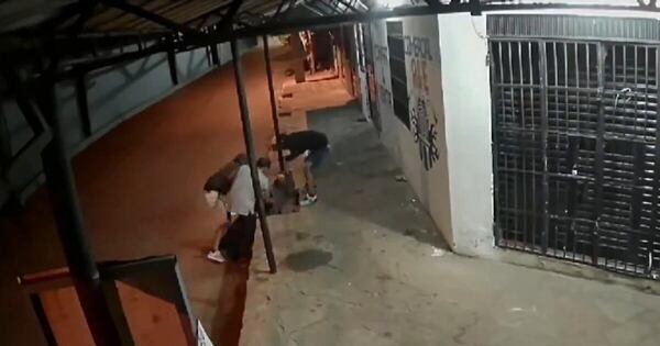 La Nación / Guardia de seguridad fue víctima de violento asalto mientras aguardaba colectivo