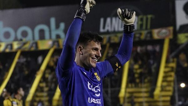 El arquero Gaspar Servio prolonga racha goleadora
