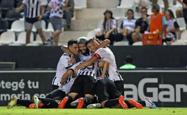 Versus / Fue campeón con Libertad, se ofreció a la Albirroja y ahora está en órbita de Uruguay
