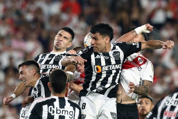 Serie consagratoria para Junior Alonso; con Mineiro a la final de la Libertadores - 1000 Noticias