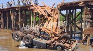 Camionero perdió la vida al colapsar un puente de madera sobre río Monday – Diario TNPRESS