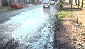 Caño roto de la Essap vierte agua potable desde hace dos meses en zona del Abasto - Nacionales - ABC Color