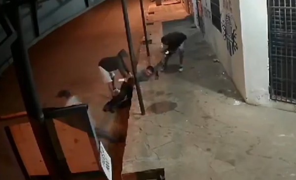Agreden a trabajador para robarle el celular