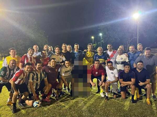 Volvió el fútbol presidencial: Erico Galeano, presente pero excluido de la foto grupal - Política - ABC Color