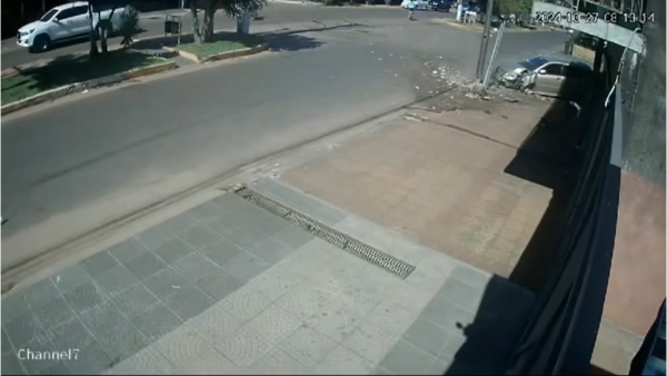 JOVEN SE DURMIÓ EN EL VOLANTE Y CHOCÓ CONTRA UNA COLUMNA DE LA ANDE